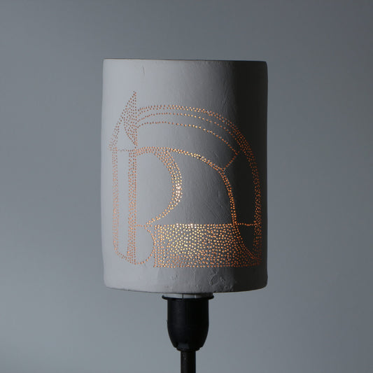 Abat-jour en porcelaine perforée – Tête de cheval géométrique