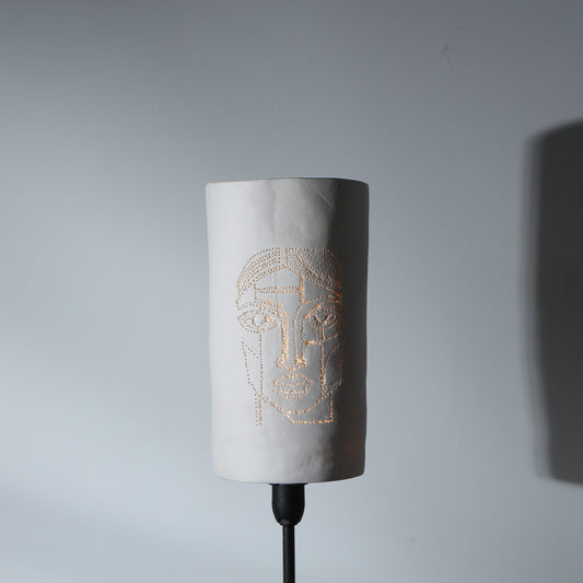 Abat-jour en porcelaine perforée – Visage géométrique