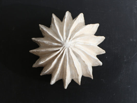 Sculpture de cactus boule en grès strié