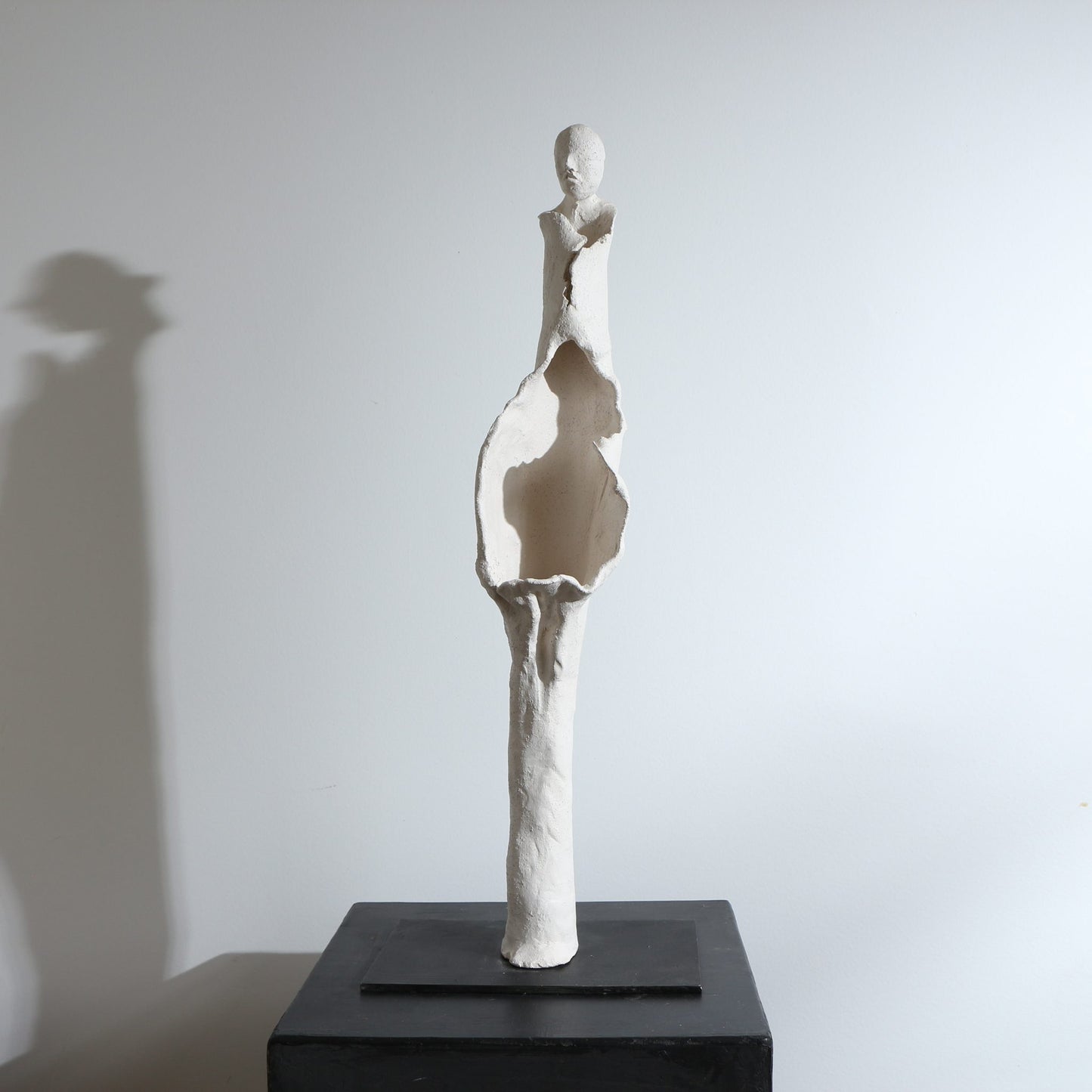 Sculpture d'ange en céramique – Ajouré ouvert et volanté
