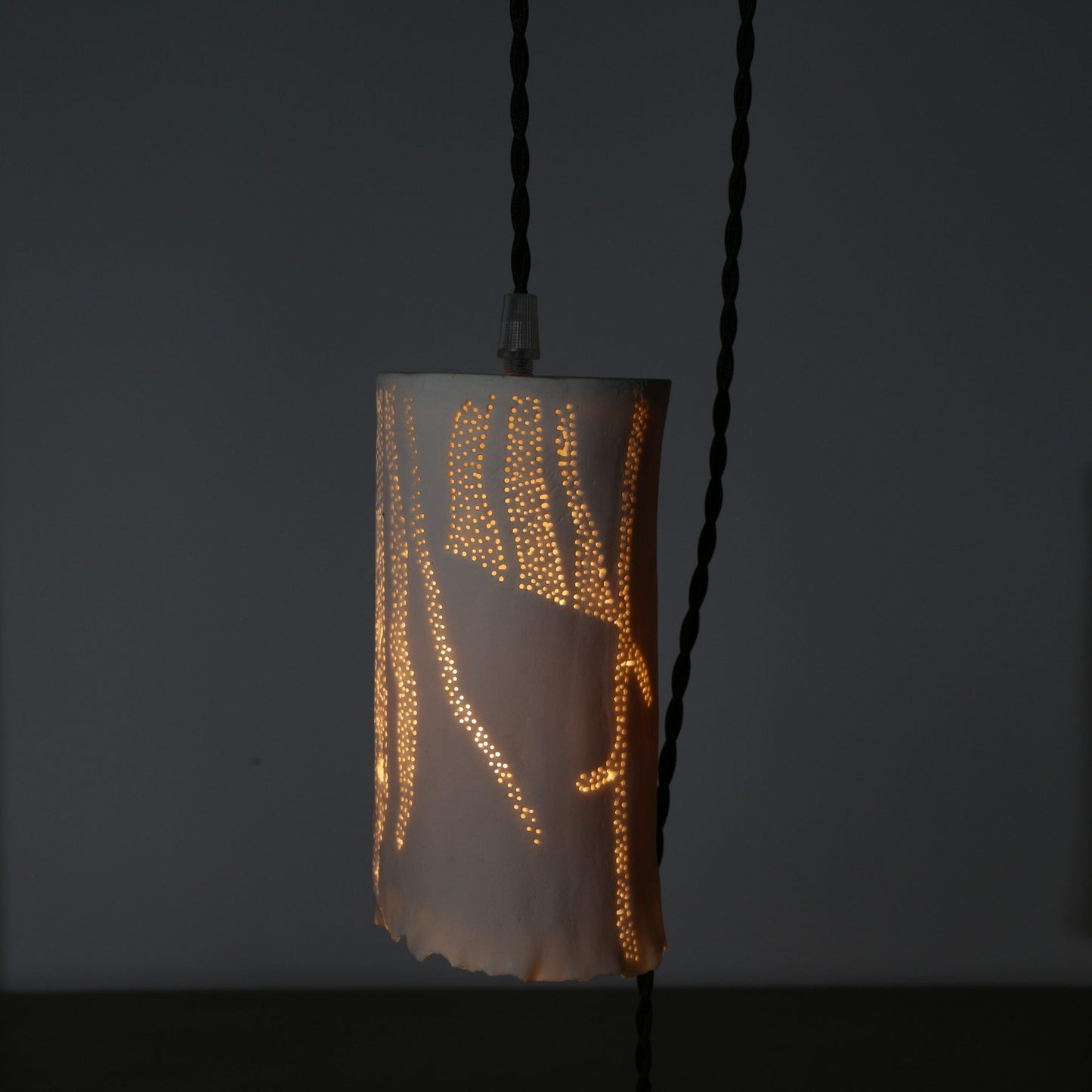 Suspension en porcelaine – Lignes perforées et bordure déchirée