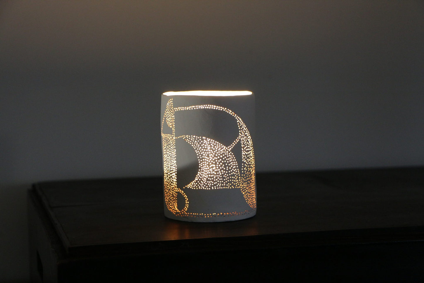 Photophore en porcelaine perforé – Motifs Équestre