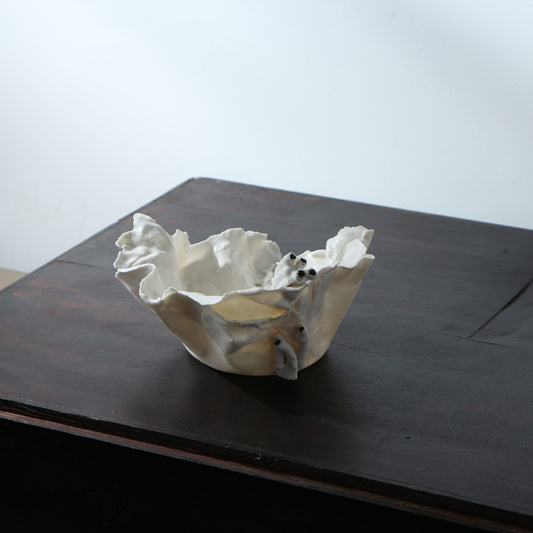 Plat porcelaine déchirée sculpturale corail