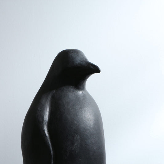 Sculpture de manchot en grès noir – XXL