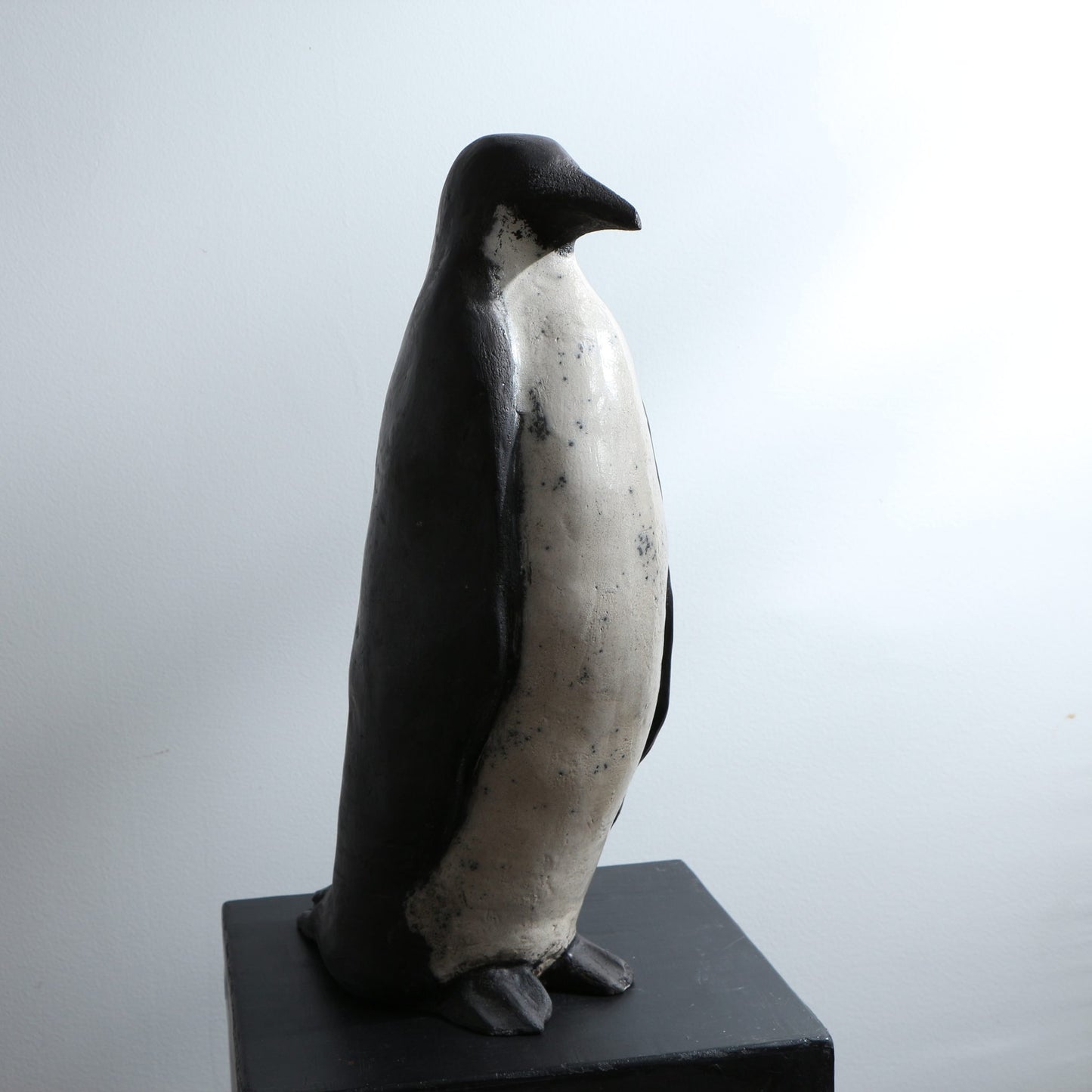 Sculpture de manchot en céramique raku