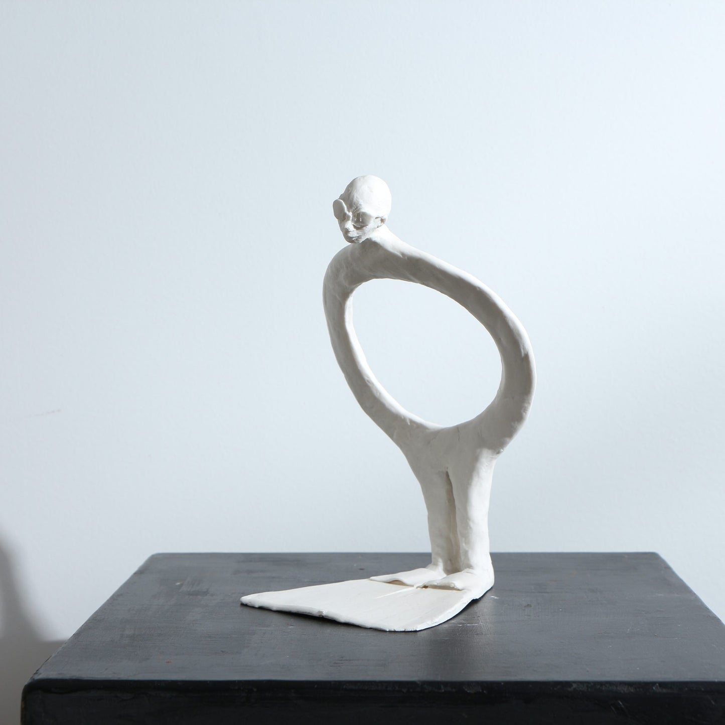 Sculpture Boya Boy en porcelaine – La Révérence