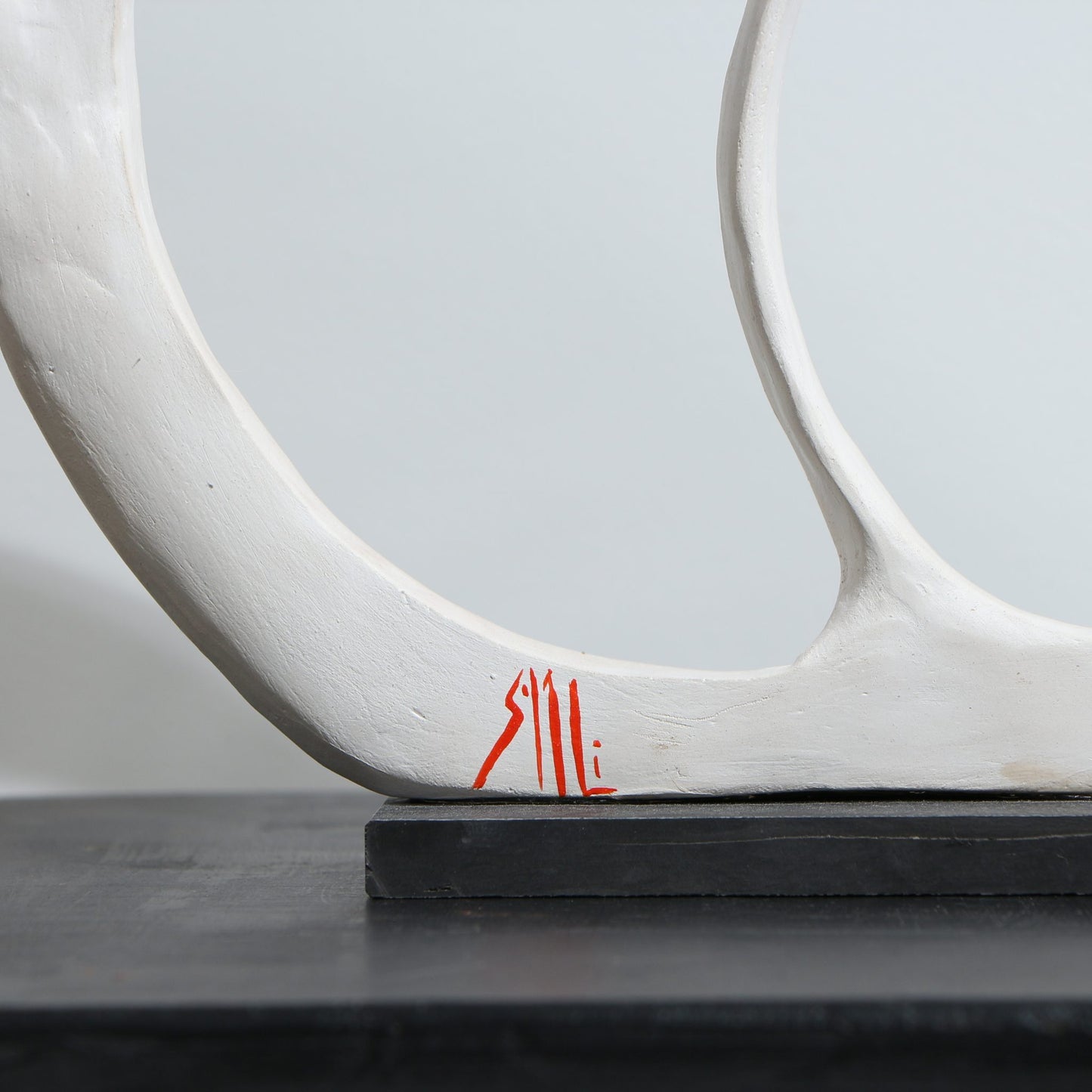 Sculpture de poisson minimaliste en porcelaine – ovoïdale