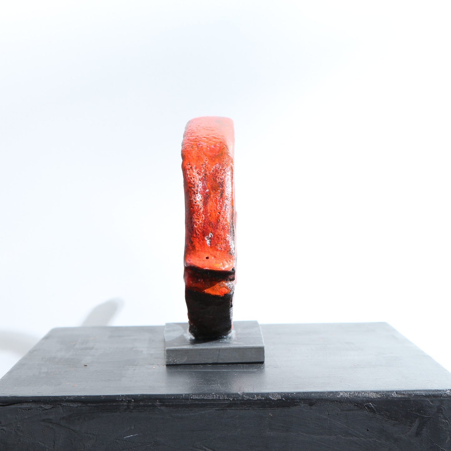 Sculpture de poisson minimaliste en céramique raku rouge