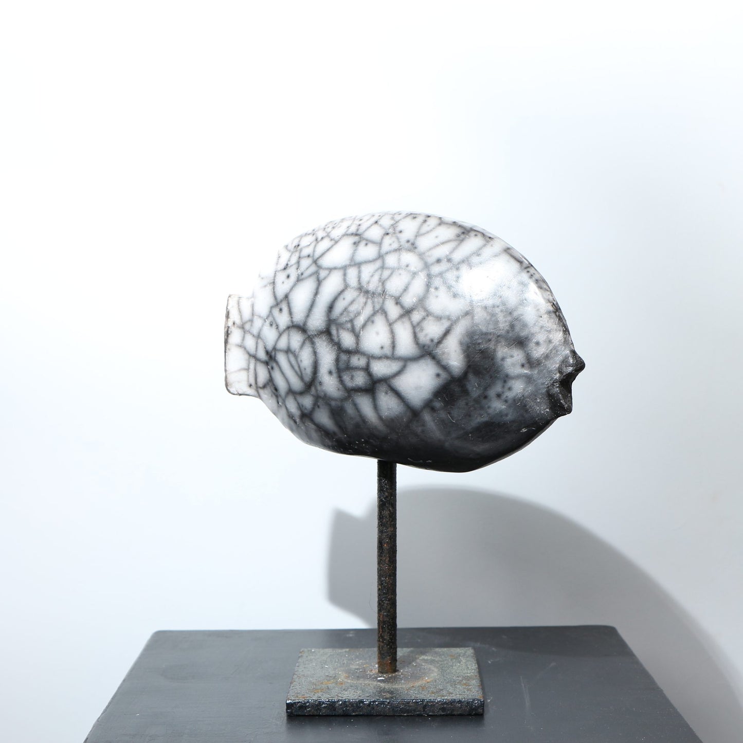 Sculpture poisson raku nu craquelé signature