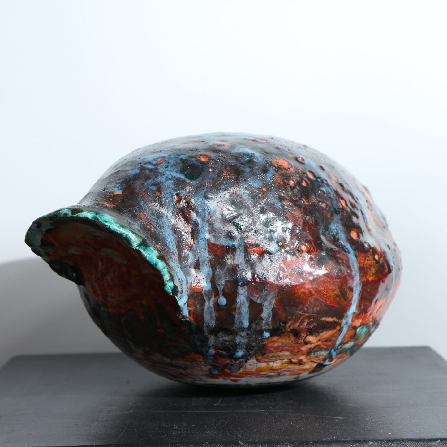 Sculpture de poisson rond en céramique multicolore