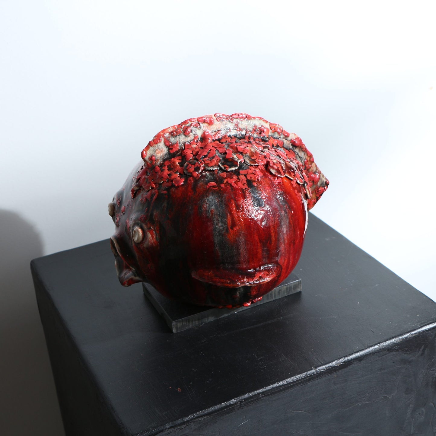 Sculpture de poisson rond – Rouge profond craquelé