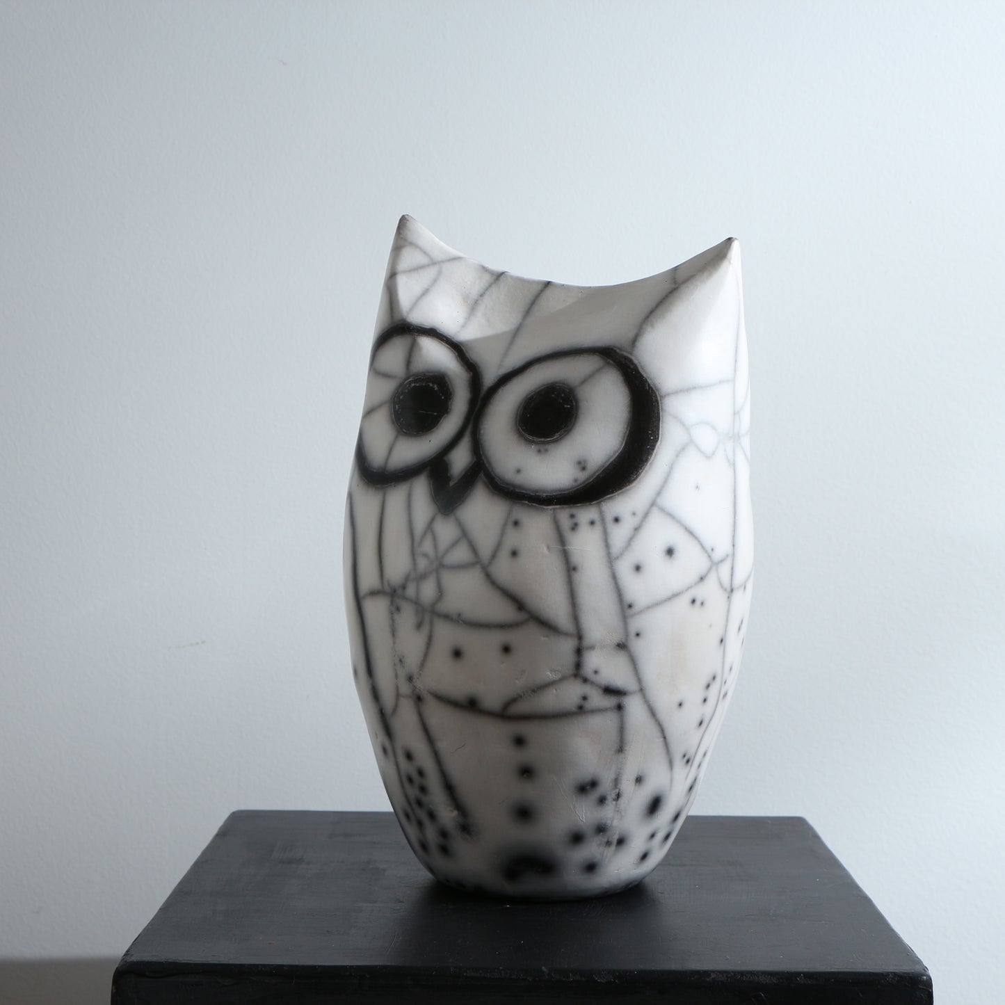 Sculpture de hibou en céramique raku