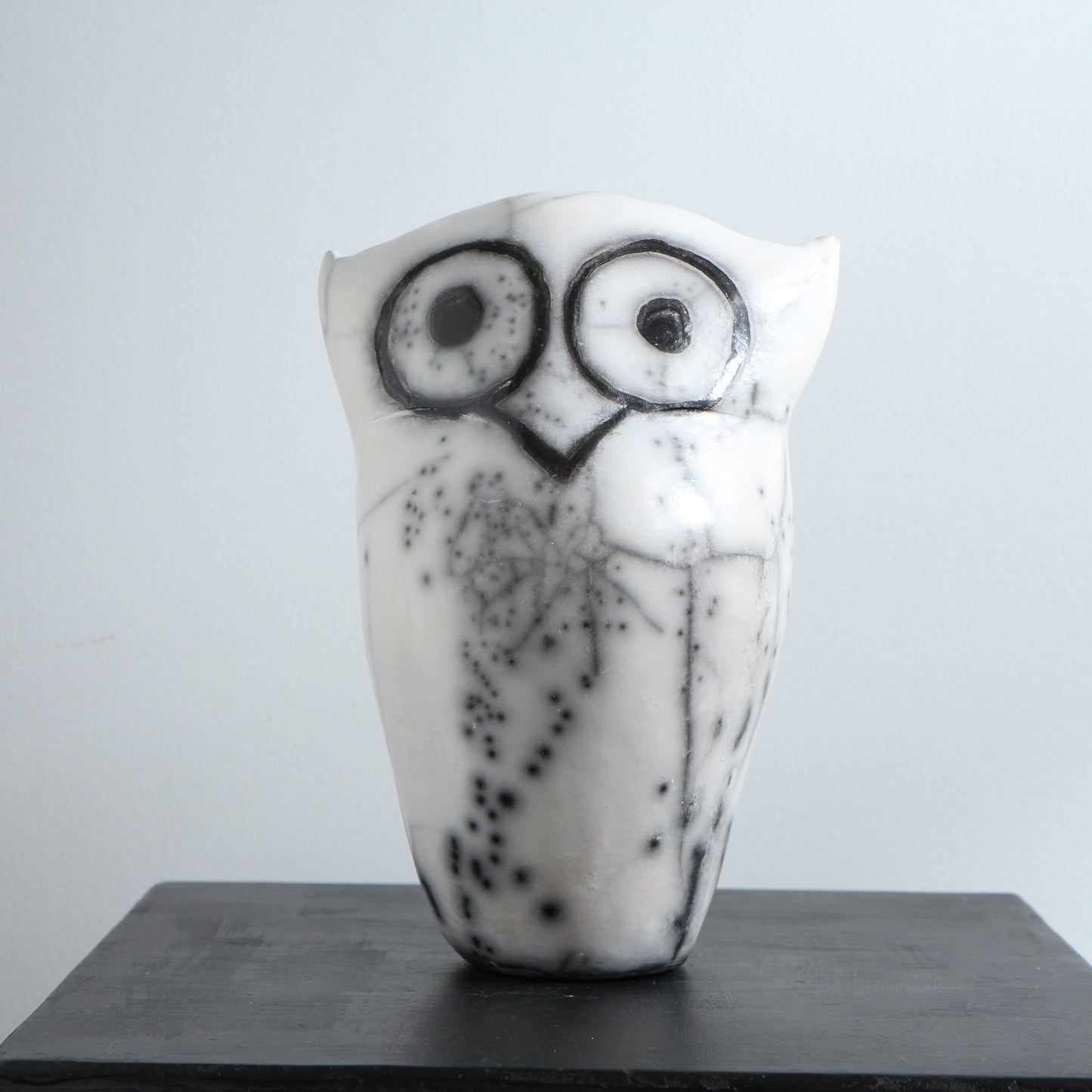Sculpture de hibou en céramique raku