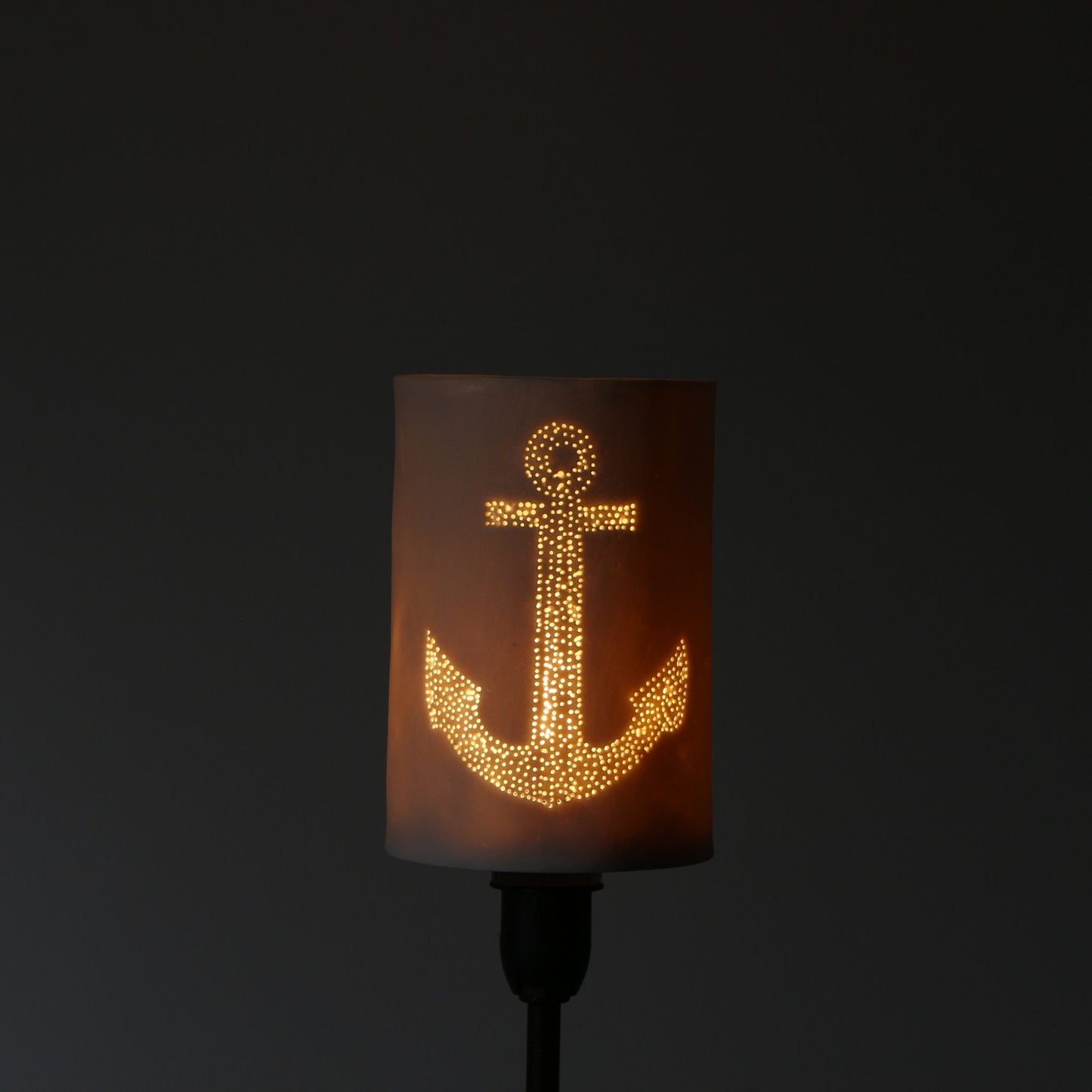 Abat-jour en porcelaine perforée – Ancre marine
