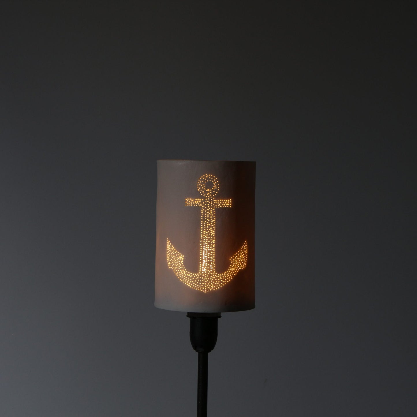 Abat-jour en porcelaine perforée – Ancre marine