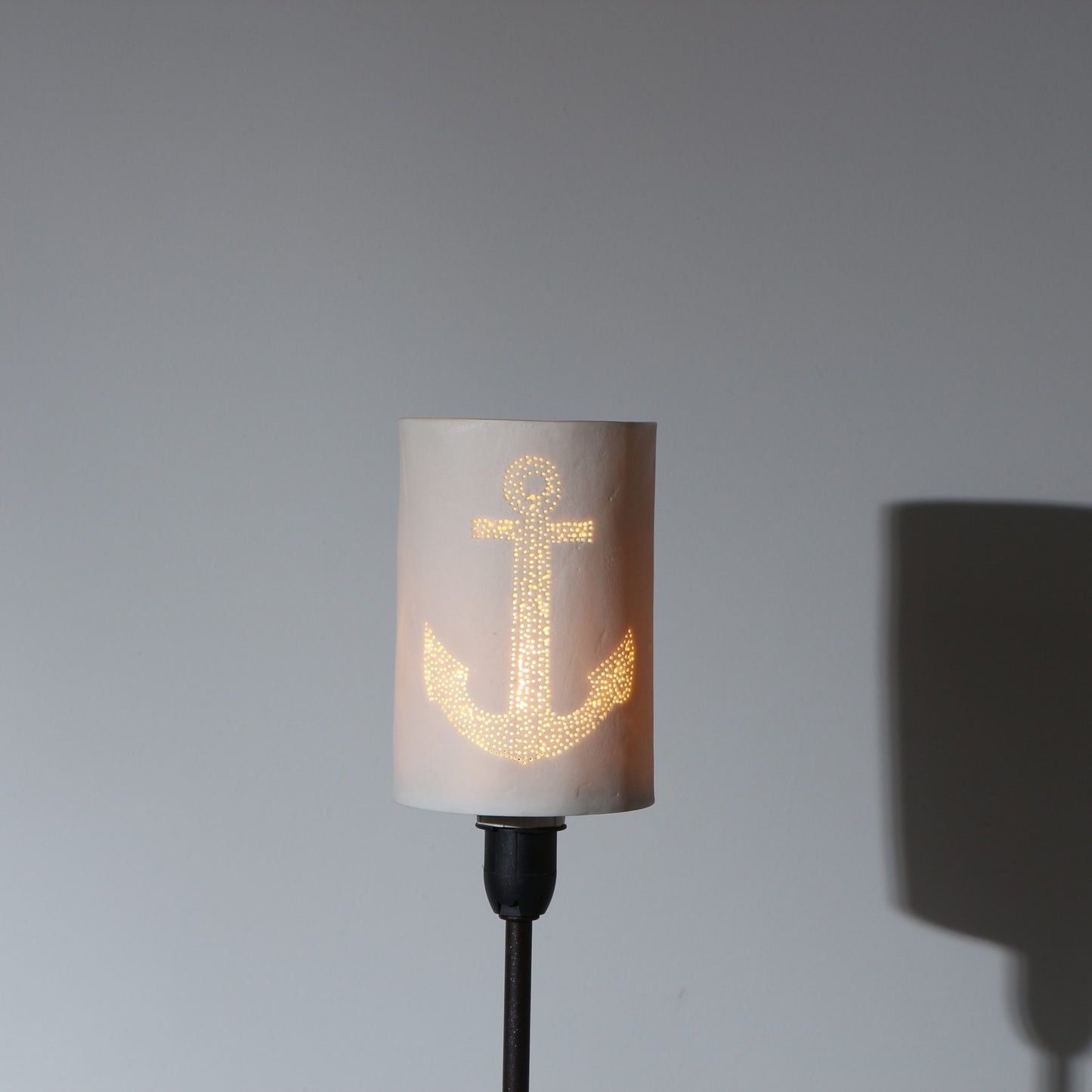 Abat-jour en porcelaine perforée – Ancre marine