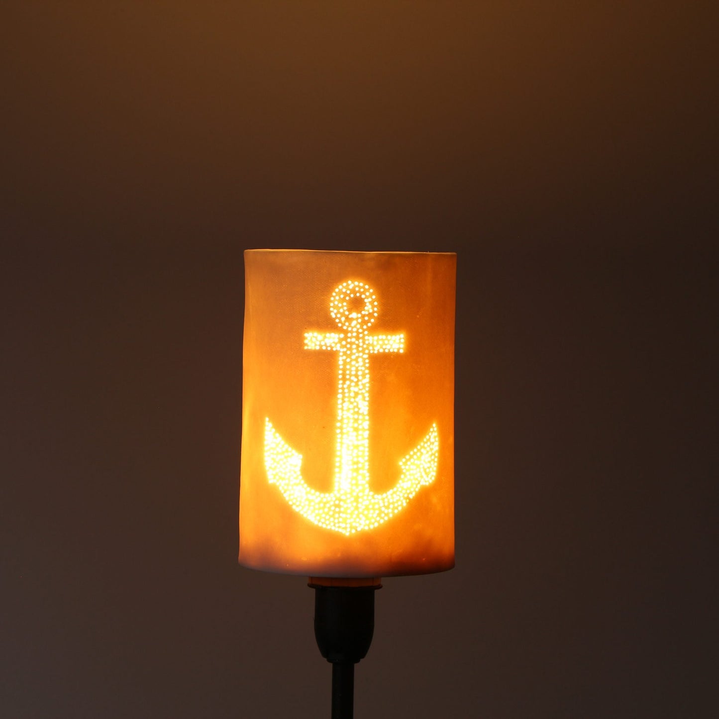 Abat-jour en porcelaine perforée – Ancre marine