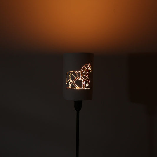 Abat-jour en porcelaine perforée – Cheval stylisé