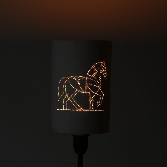 Abat-jour en porcelaine perforée – Cheval stylisé