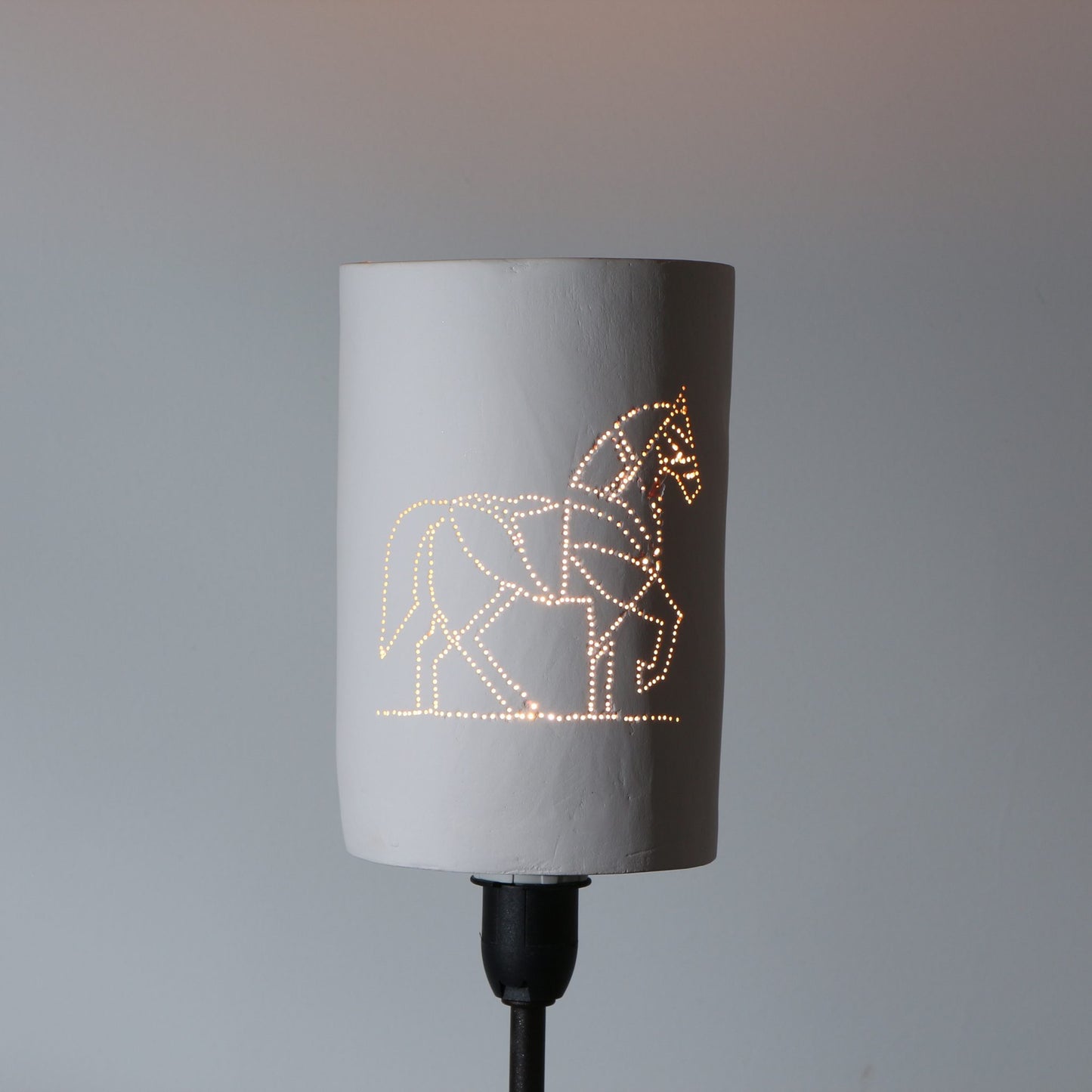 Abat-jour en porcelaine perforée – Cheval stylisé