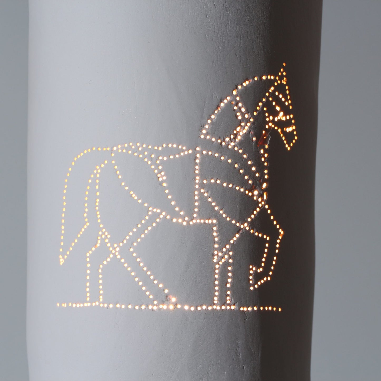 Abat-jour en porcelaine perforée – Cheval stylisé