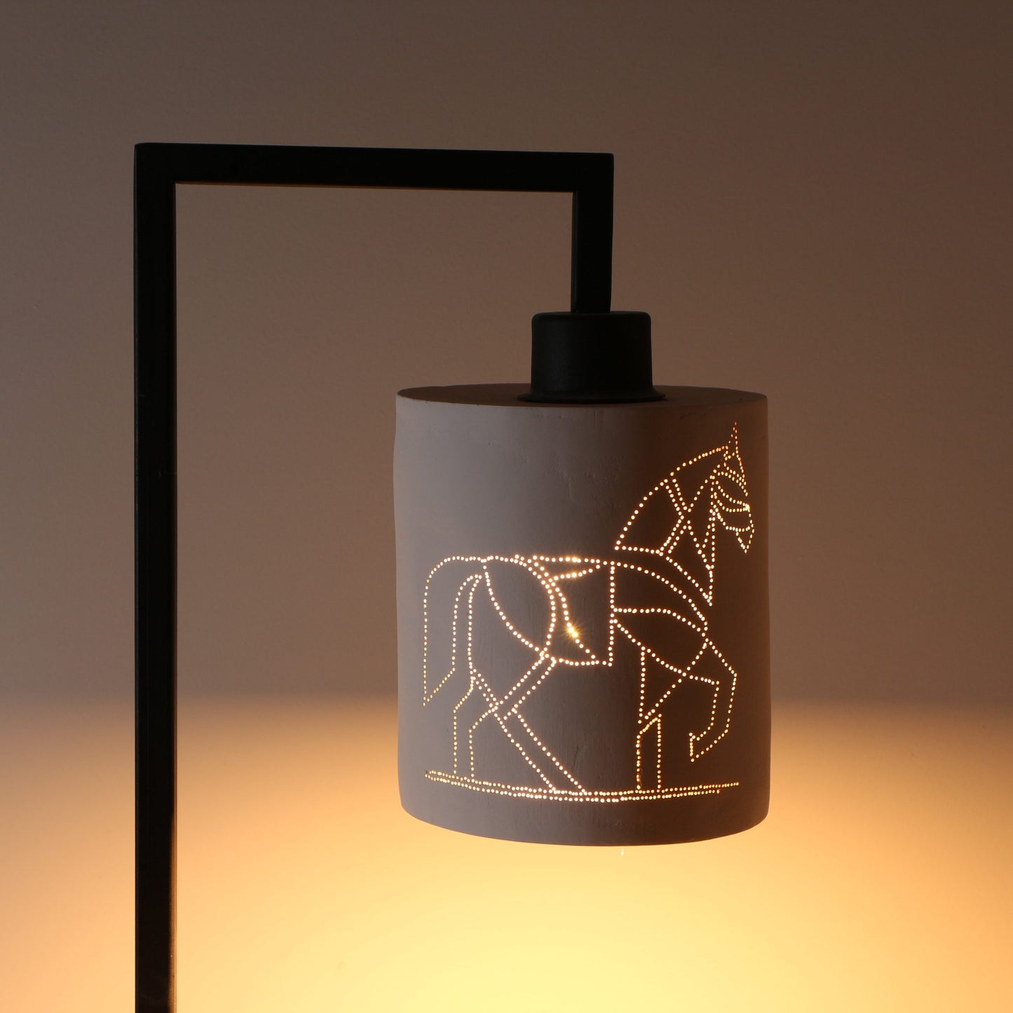 Abat-jour en porcelaine perforée – cheval stylisé (suspension)