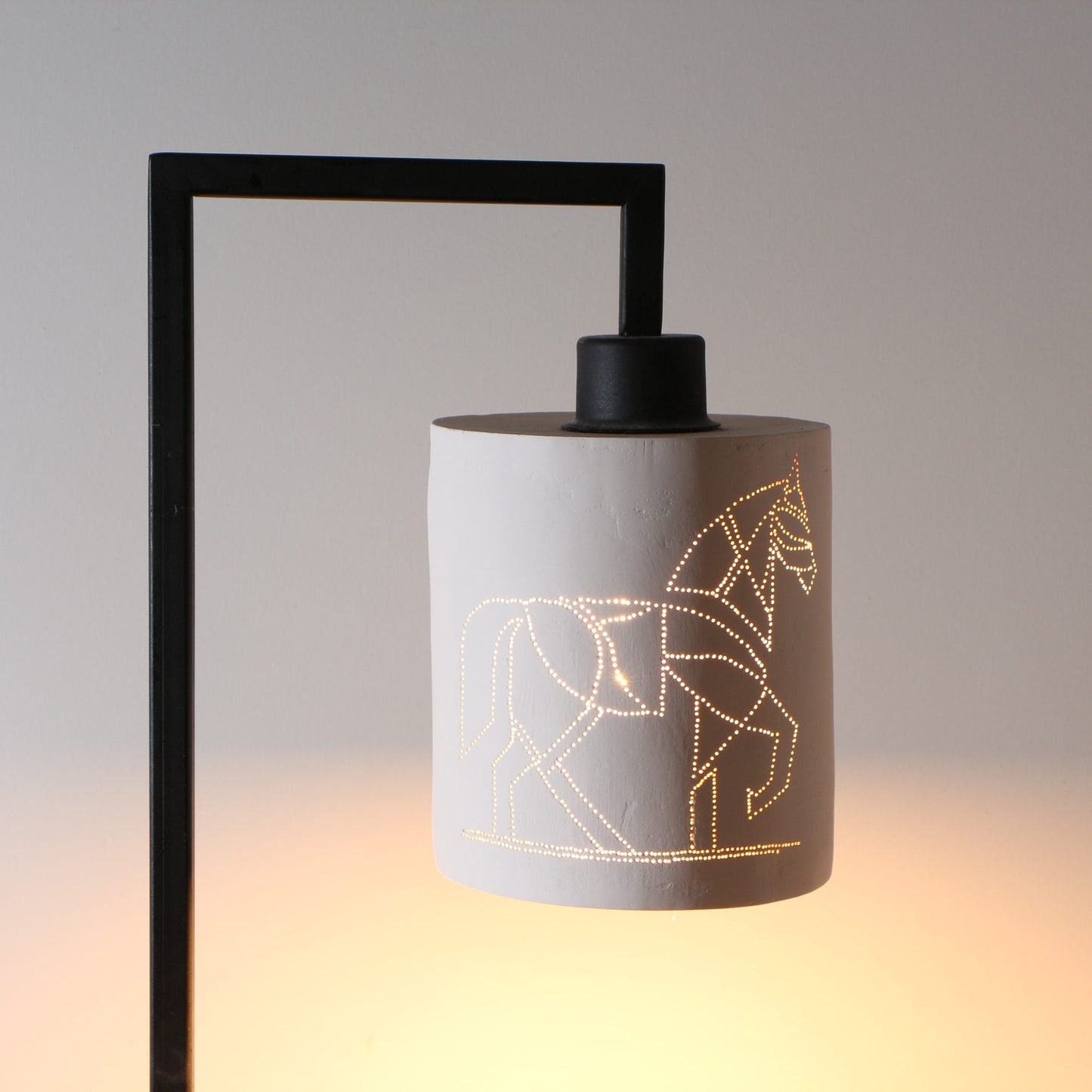 Abat-jour en porcelaine perforée – cheval stylisé (suspension)