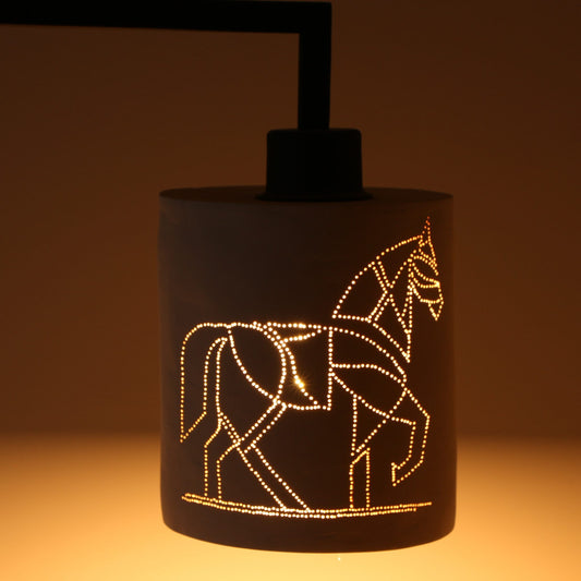 Abat-jour en porcelaine perforée – cheval stylisé (suspension)