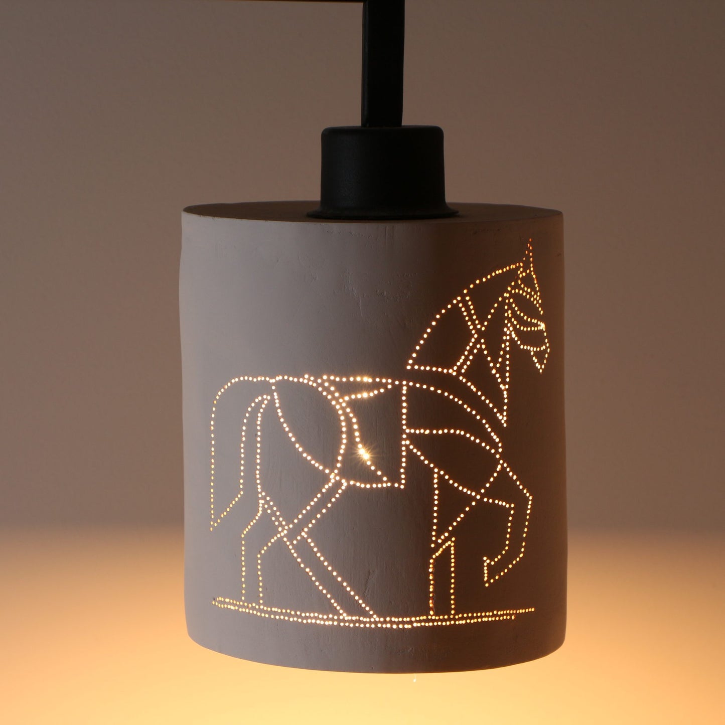 Abat-jour en porcelaine perforée – cheval stylisé (suspension)