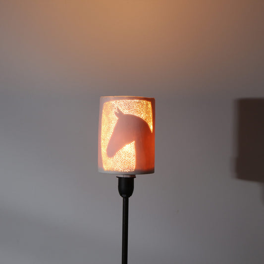 Abat-jour en porcelaine perforée – Tête de cheval