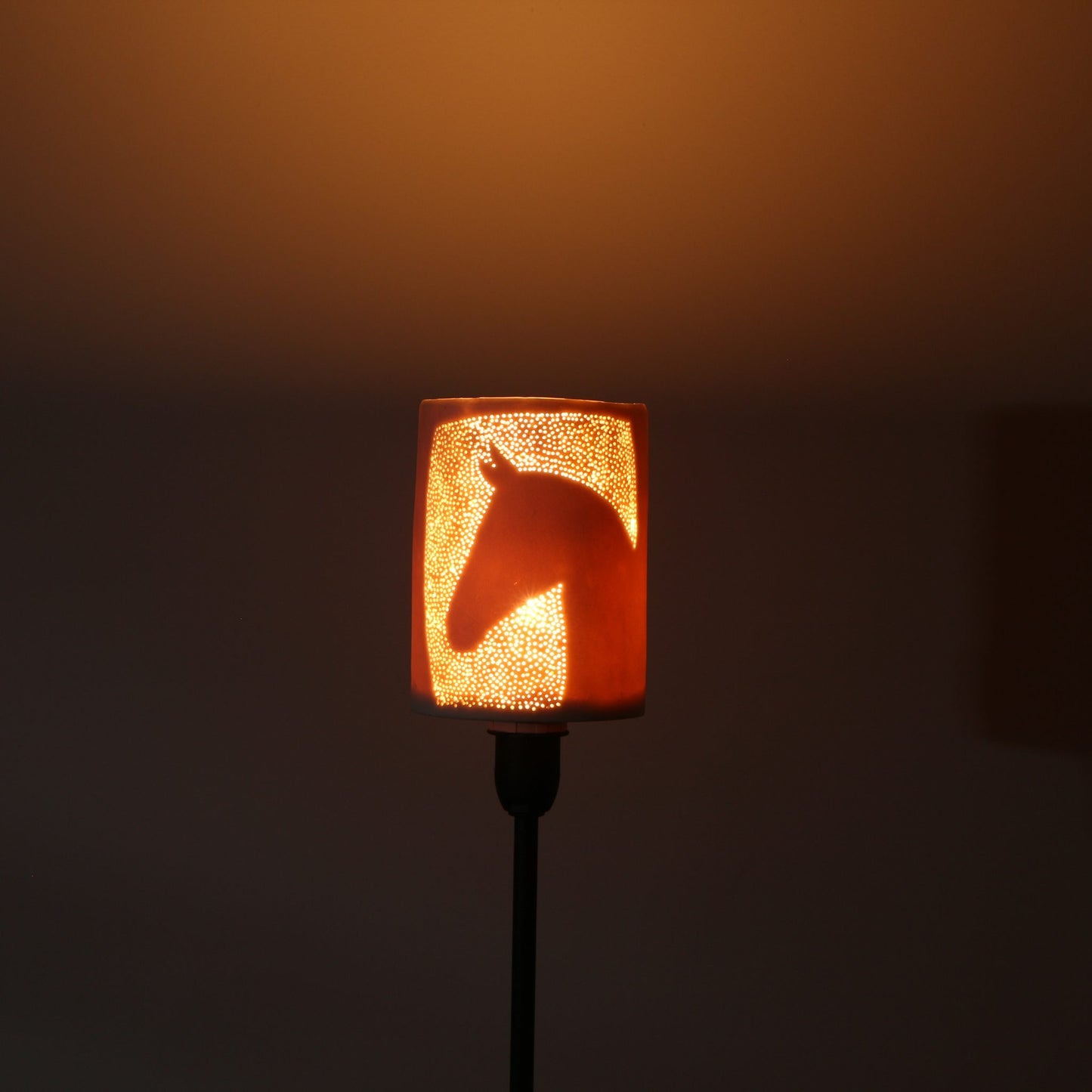 Abat-jour en porcelaine perforée – Tête de cheval
