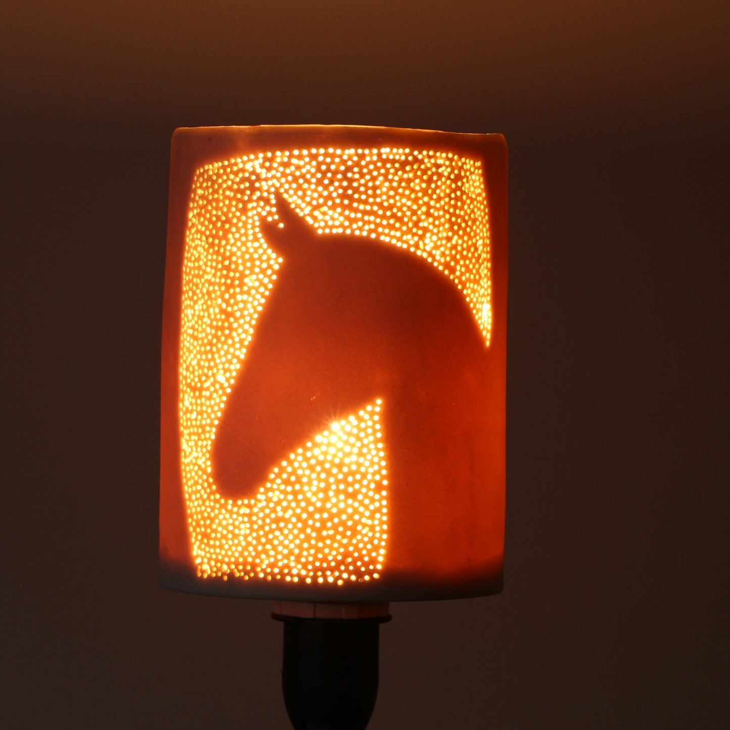 Abat-jour en porcelaine perforée – Tête de cheval