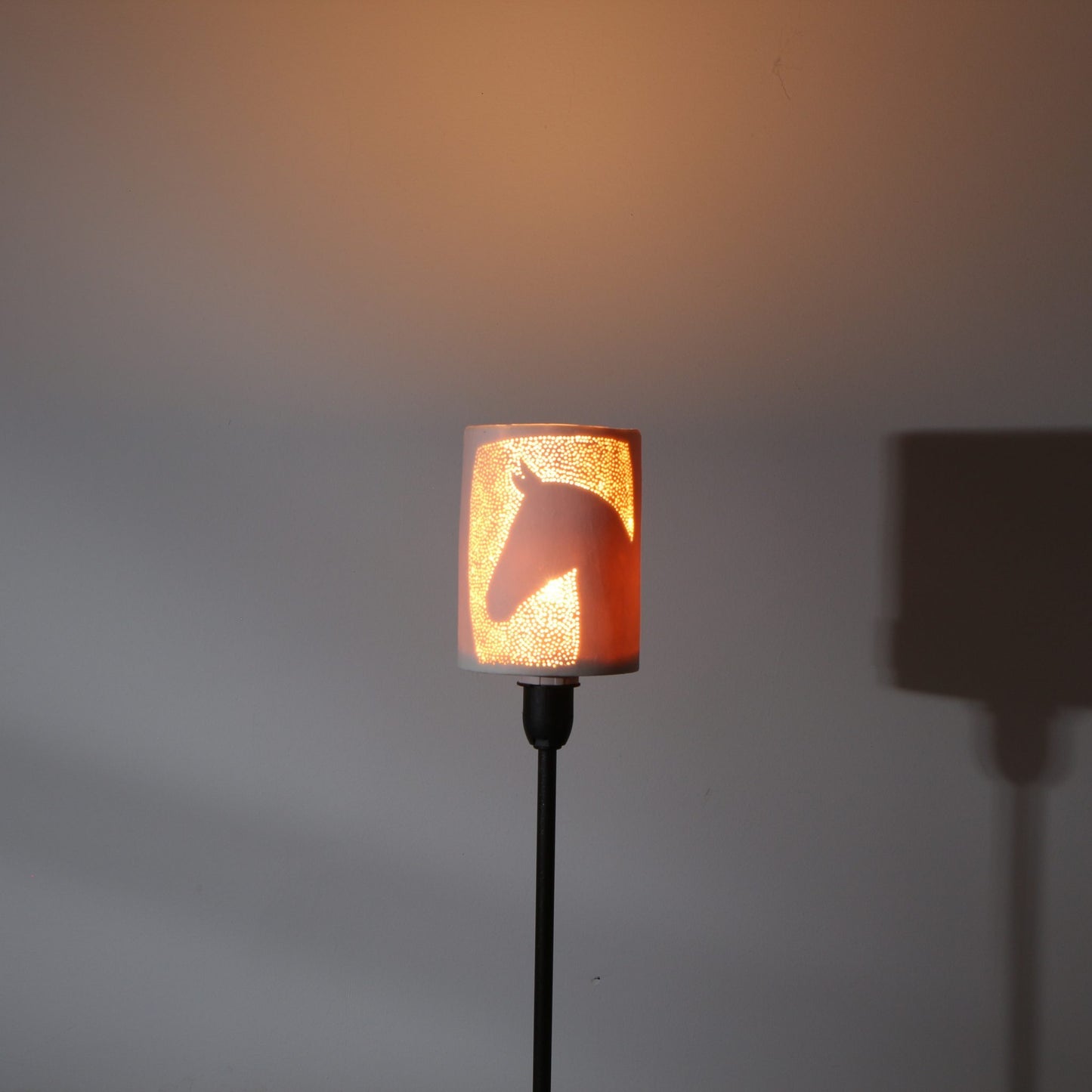 Abat-jour en porcelaine perforée – Tête de cheval