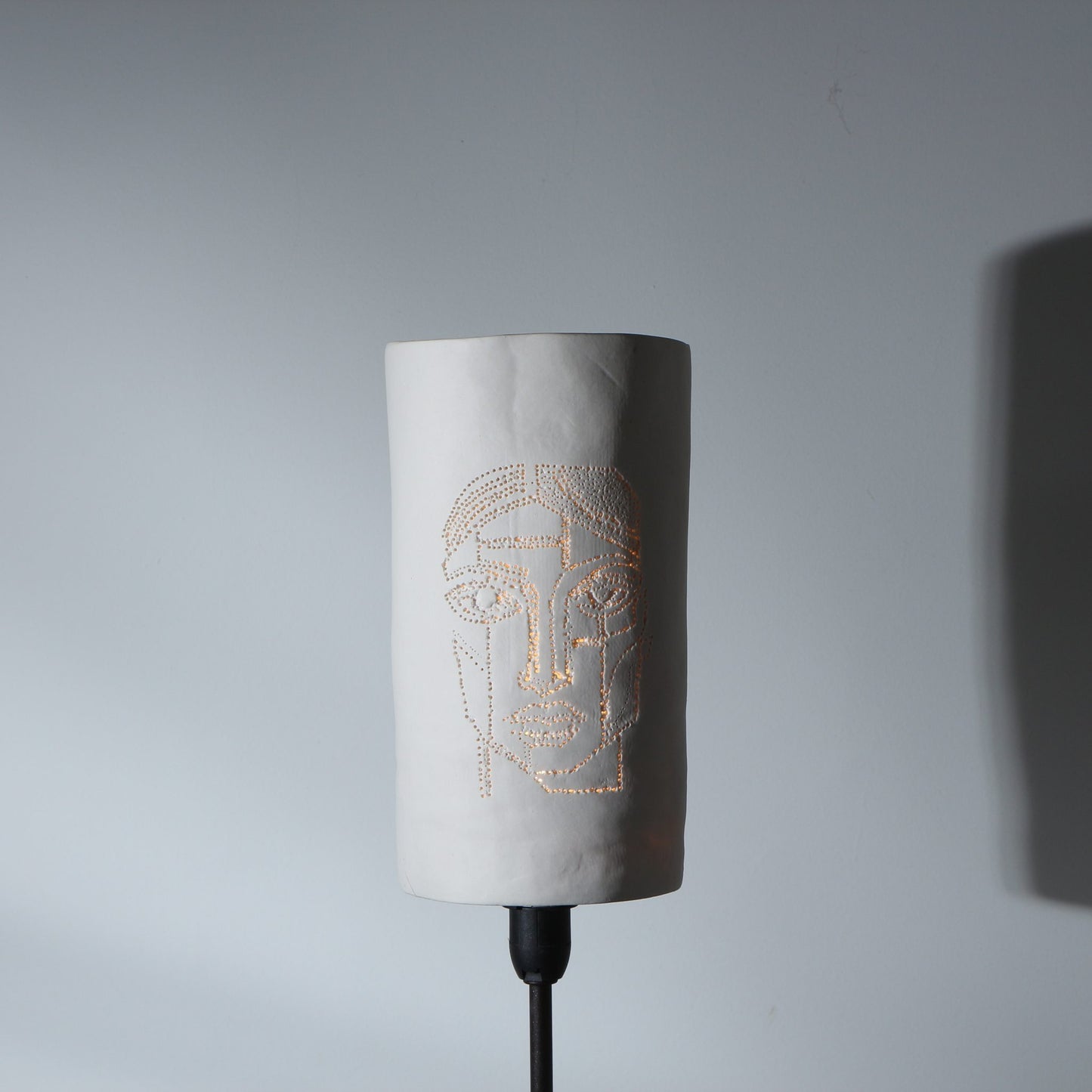 Abat-jour en porcelaine perforée – Visage géométrique