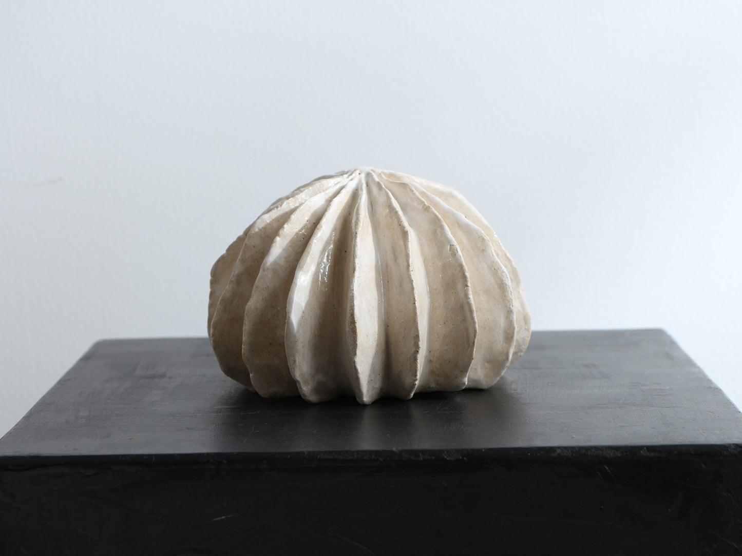 Sculpture de cactus boule en grès strié