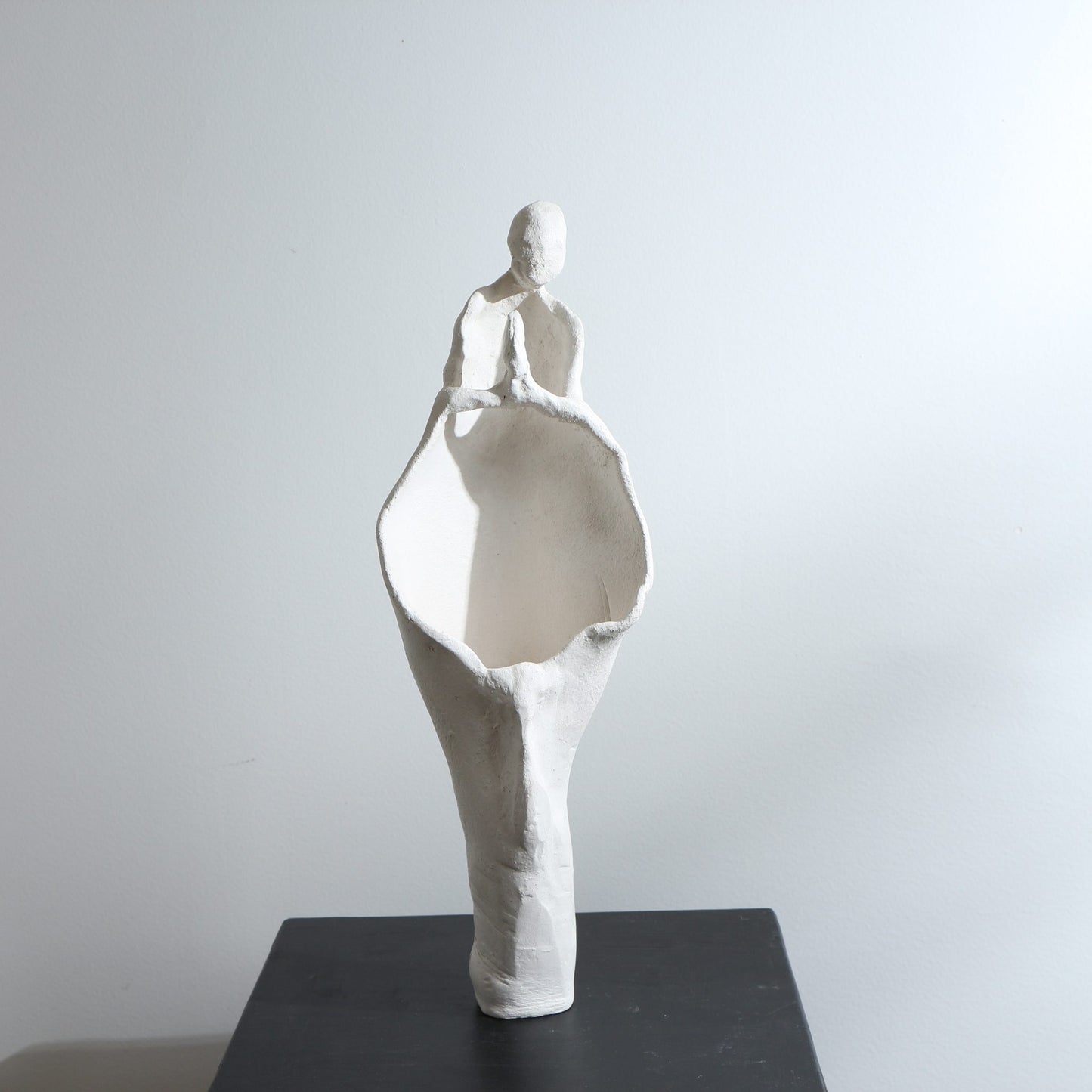 Sculpture d'ange en grès – Corps ajouré et rond, mains jointes