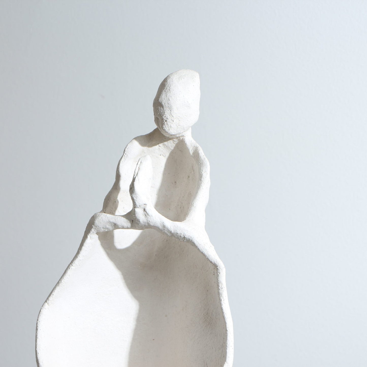 Sculpture d'ange en grès – Corps ajouré et rond, mains jointes