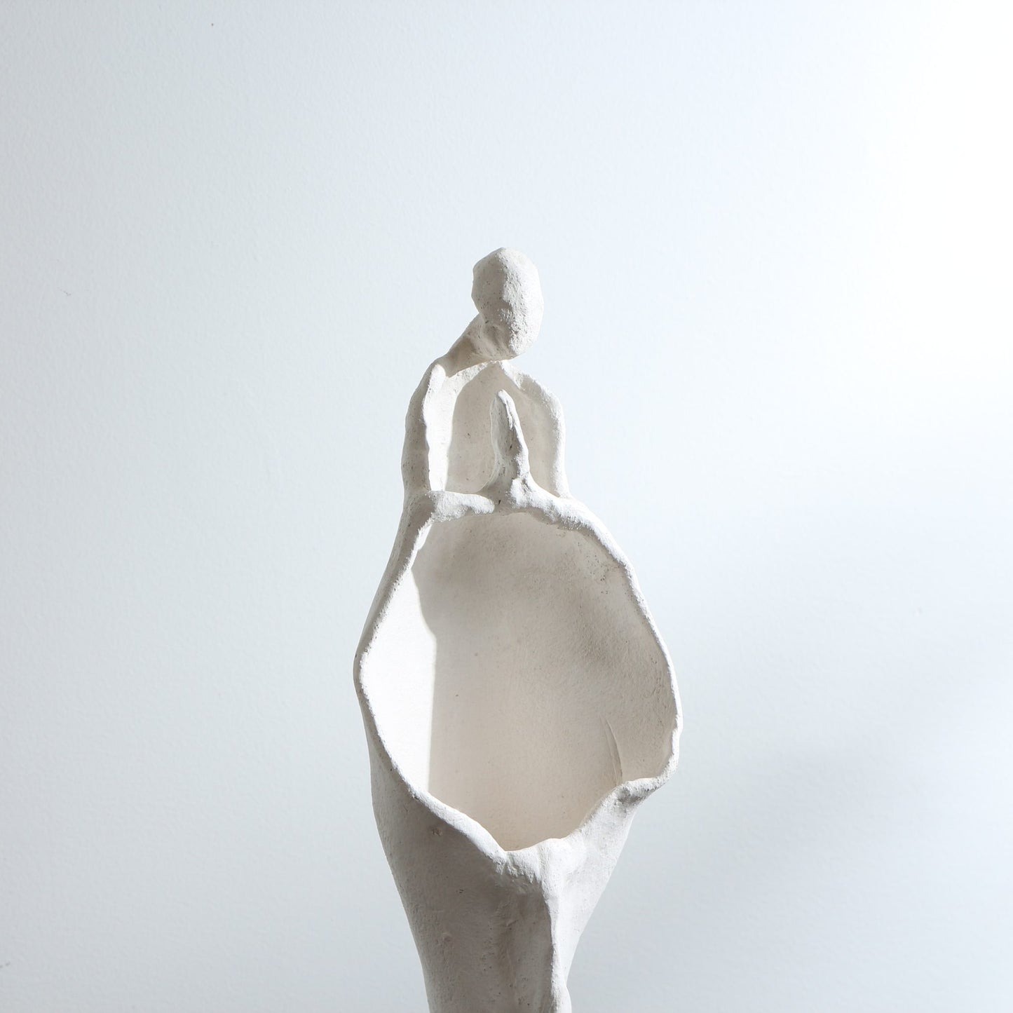 Sculpture d'ange en grès – Corps ajouré et rond, mains jointes