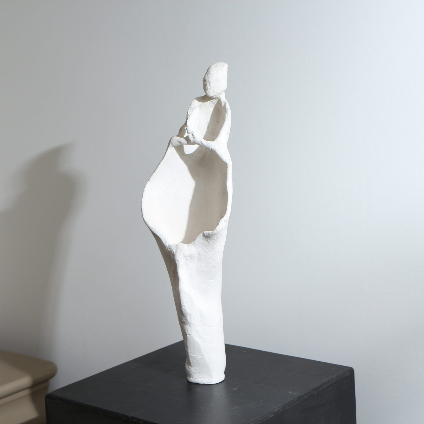 Sculpture d'ange en grès – Corps ajouré et rond, mains jointes