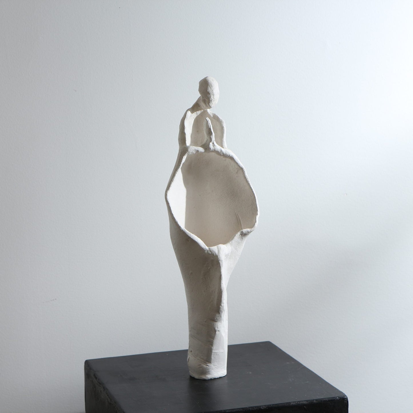 Sculpture d'ange en grès – Corps ajouré et rond, mains jointes