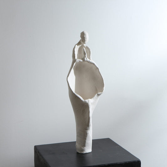 Sculpture d'ange en grès – Corps ajouré et rond, mains jointes