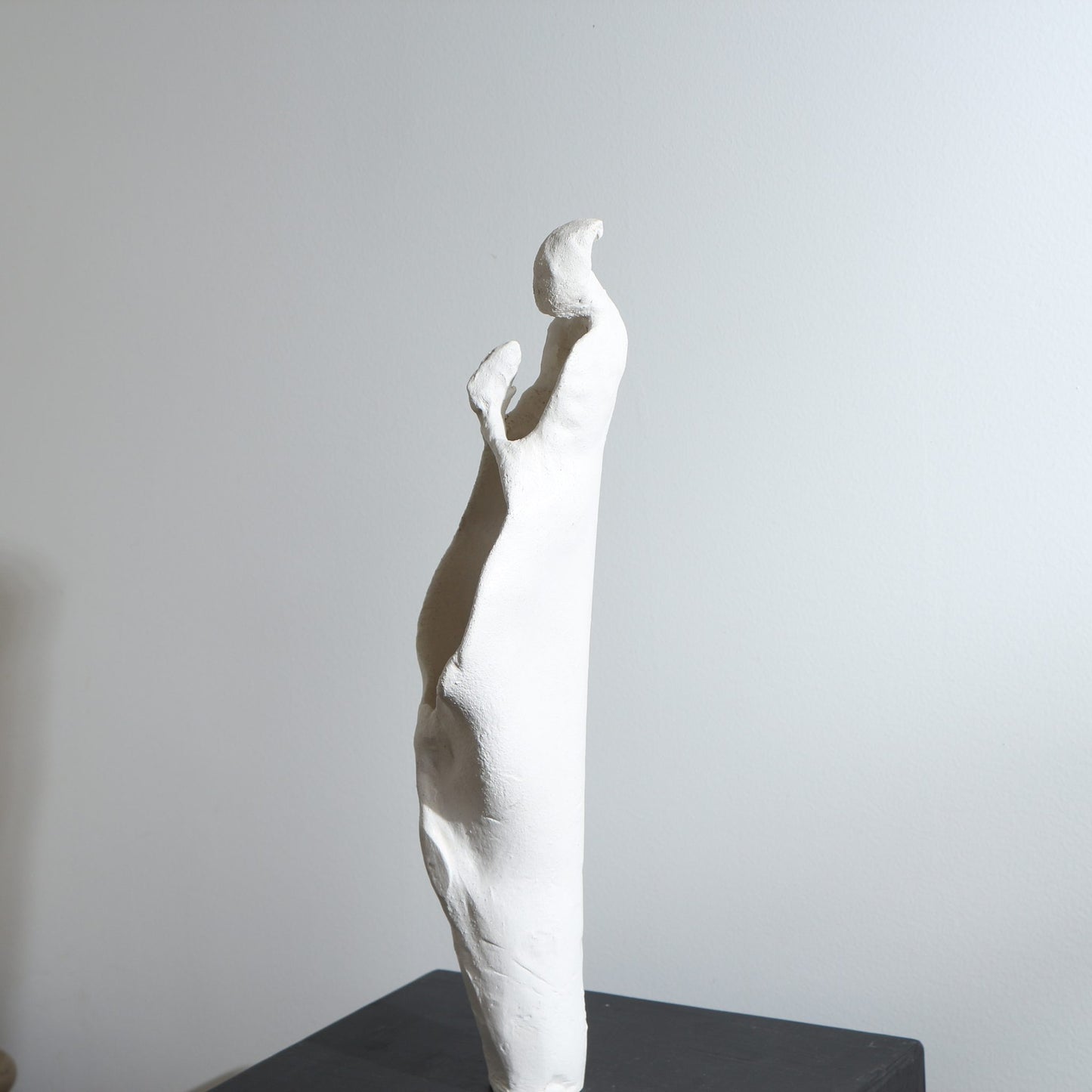 Sculpture d'ange en grès – Corps ajouré et rond, mains jointes