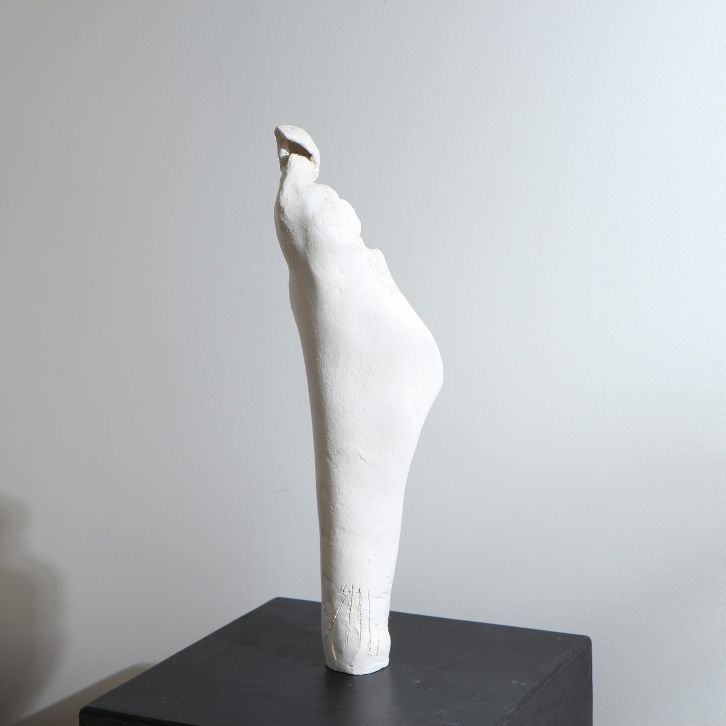 Sculpture d'ange en grès – Corps ajouré et rond, mains jointes