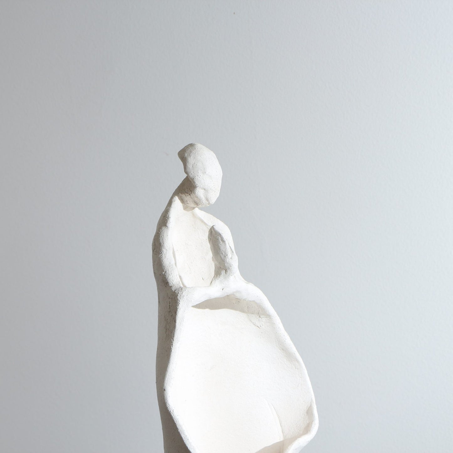 Sculpture d'ange en grès – Corps ajouré et rond, mains jointes