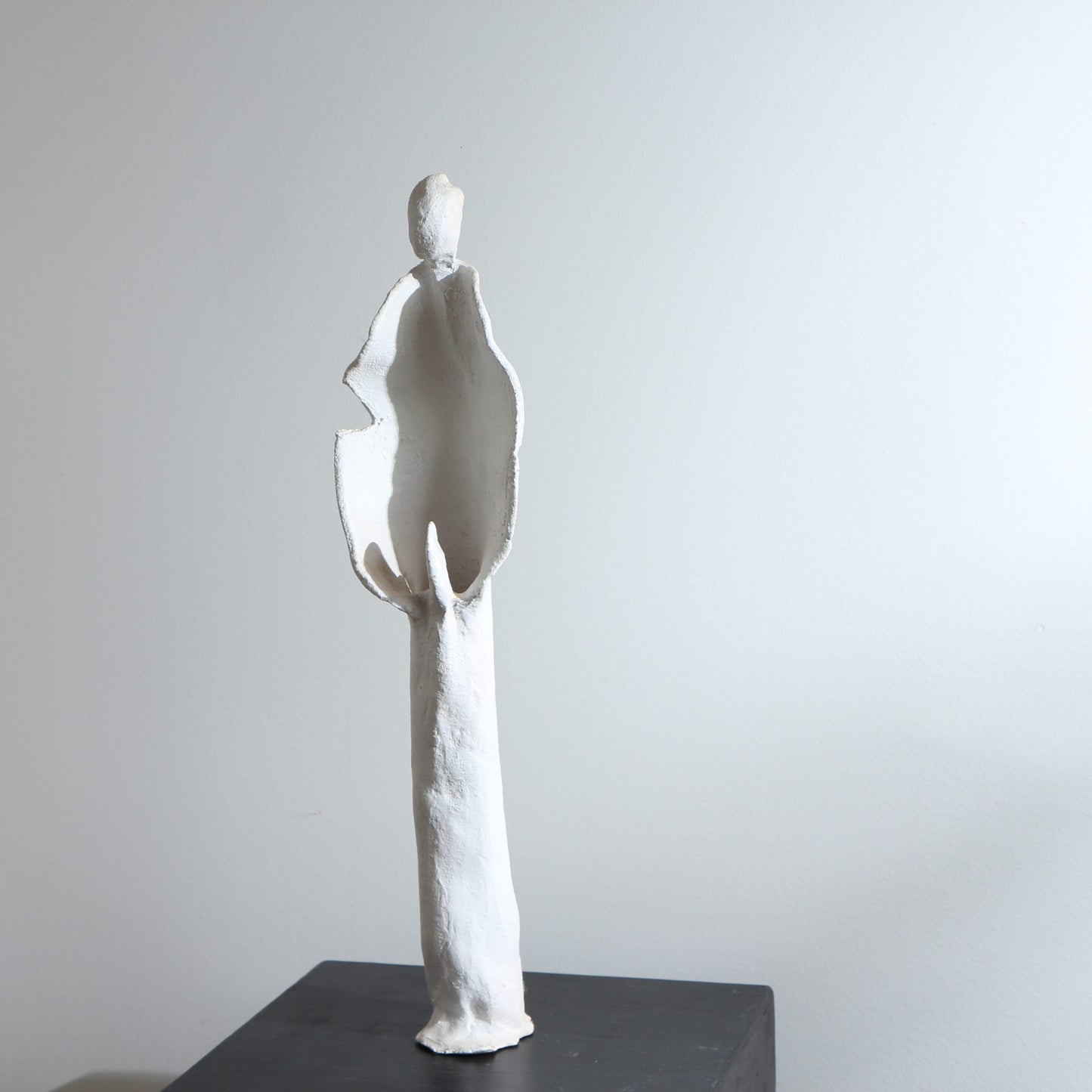 Sculpture d'ange en céramique – Ajouré et mains jointes