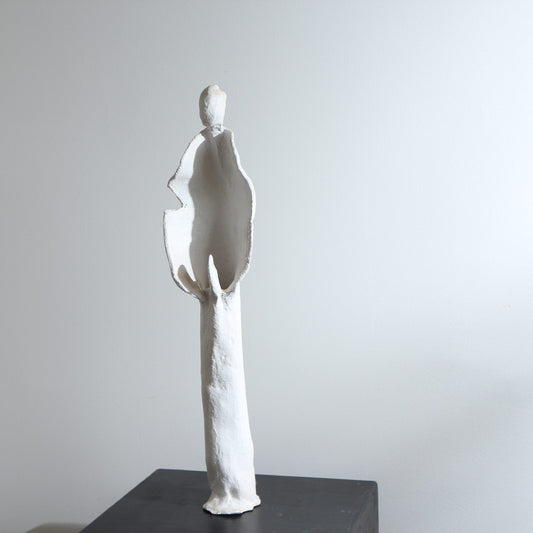 Sculpture d'ange en céramique – Ajouré et mains jointes