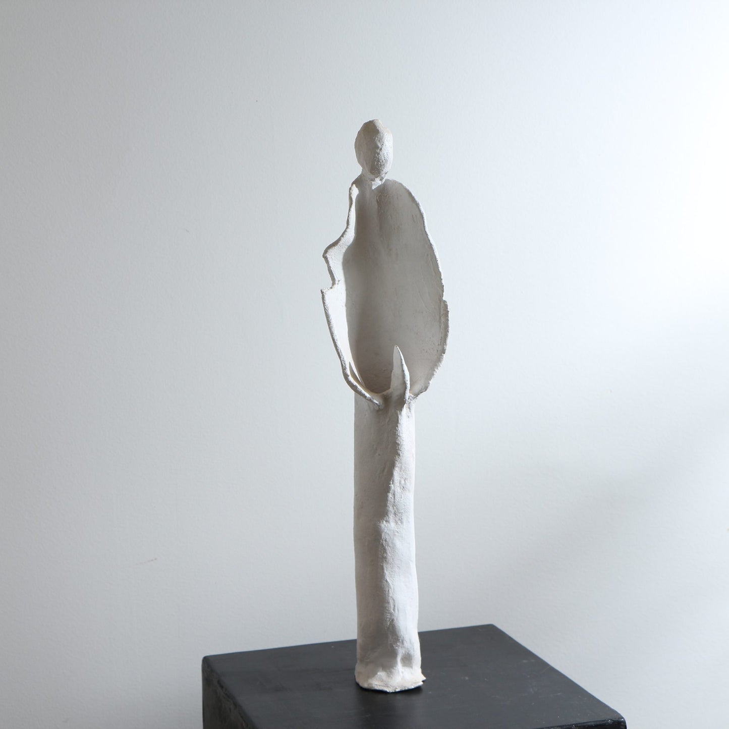Sculpture d'ange en céramique – Ajouré et mains jointes