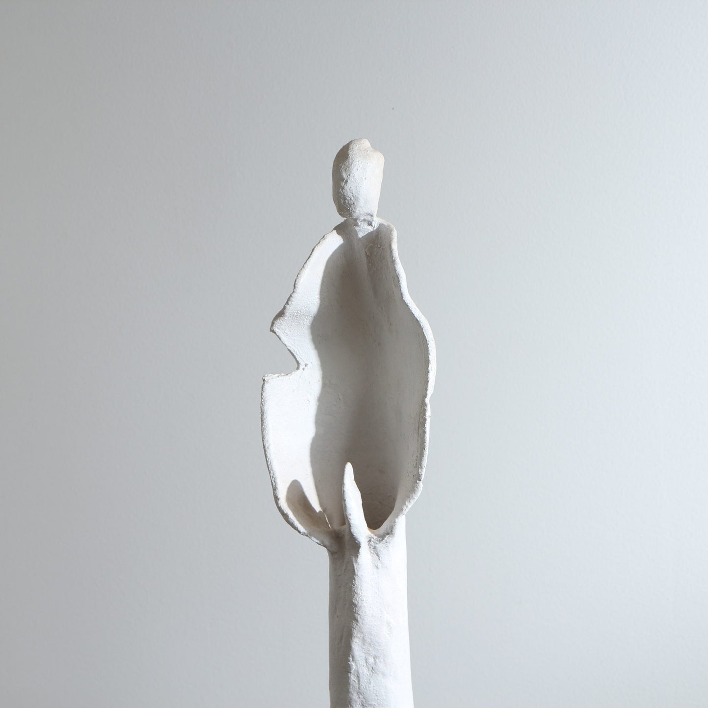 Sculpture d'ange en céramique – Ajouré et mains jointes