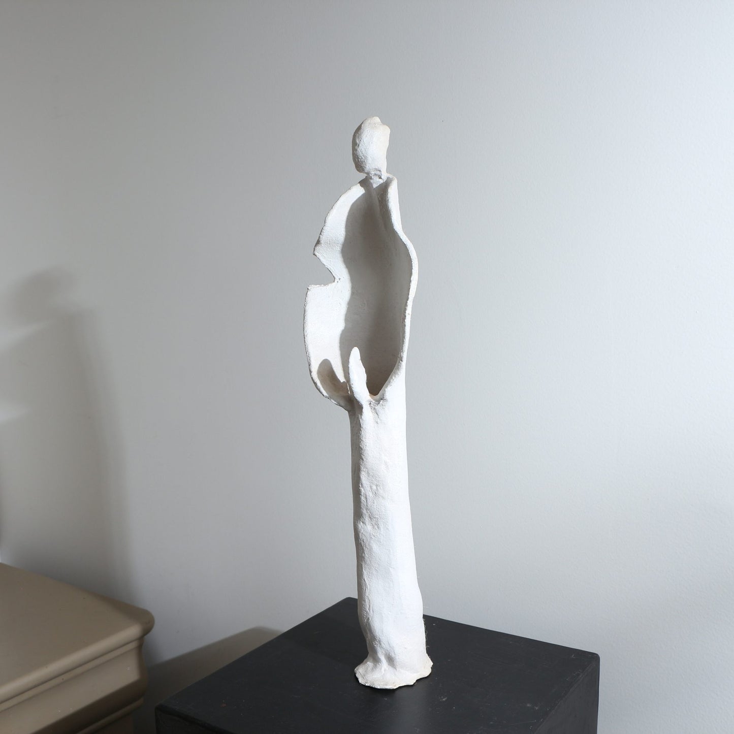 Sculpture d'ange en céramique – Ajouré et mains jointes