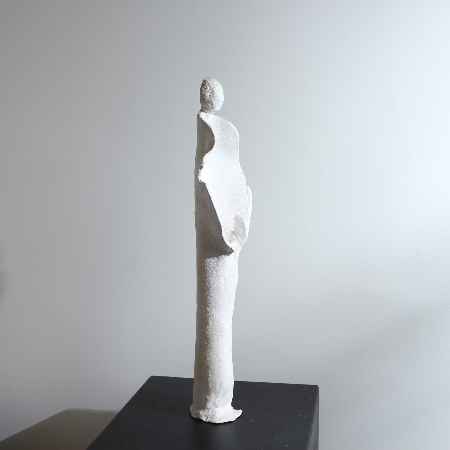 Sculpture d'ange en céramique – Ajouré et mains jointes
